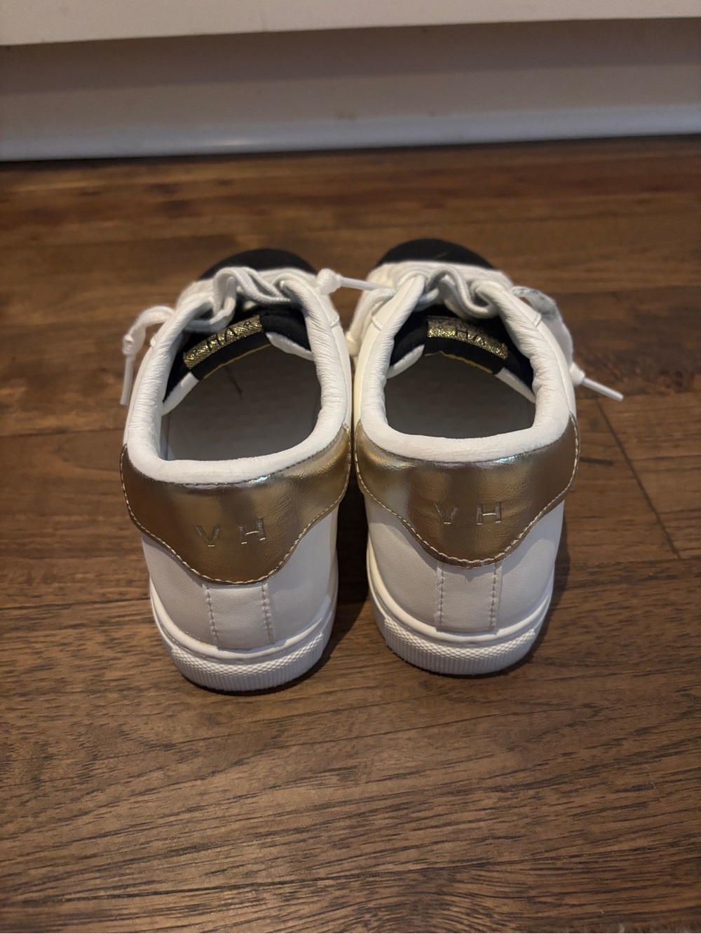 Vintage Havana White Leather Sneakers with Black Toe and Gold Star Accent - Picture 4 of 7